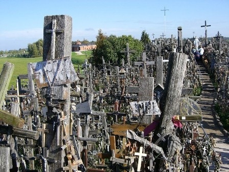 Hình ảnh rùng rợn từ ngọn đồi Thánh giá ở Lithuania - 11 An Tử